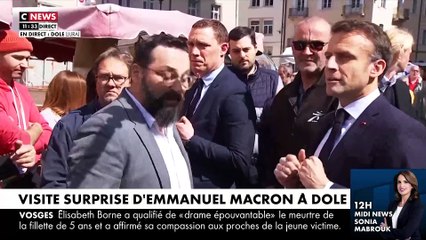 Скачать видео: Regardez Emmanuel Macron en visite surprise sur le marché de Dole dans le Jura, interpellé par un homme : 