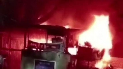 मथुरा: हनुमान मंदिर में भीषण आग लगने से मचा हड़कंप, देखें लाइव वीडियो