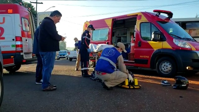 Colisão entre carro e moto deixa jovem de 29 anos ferido no Santa Cruz