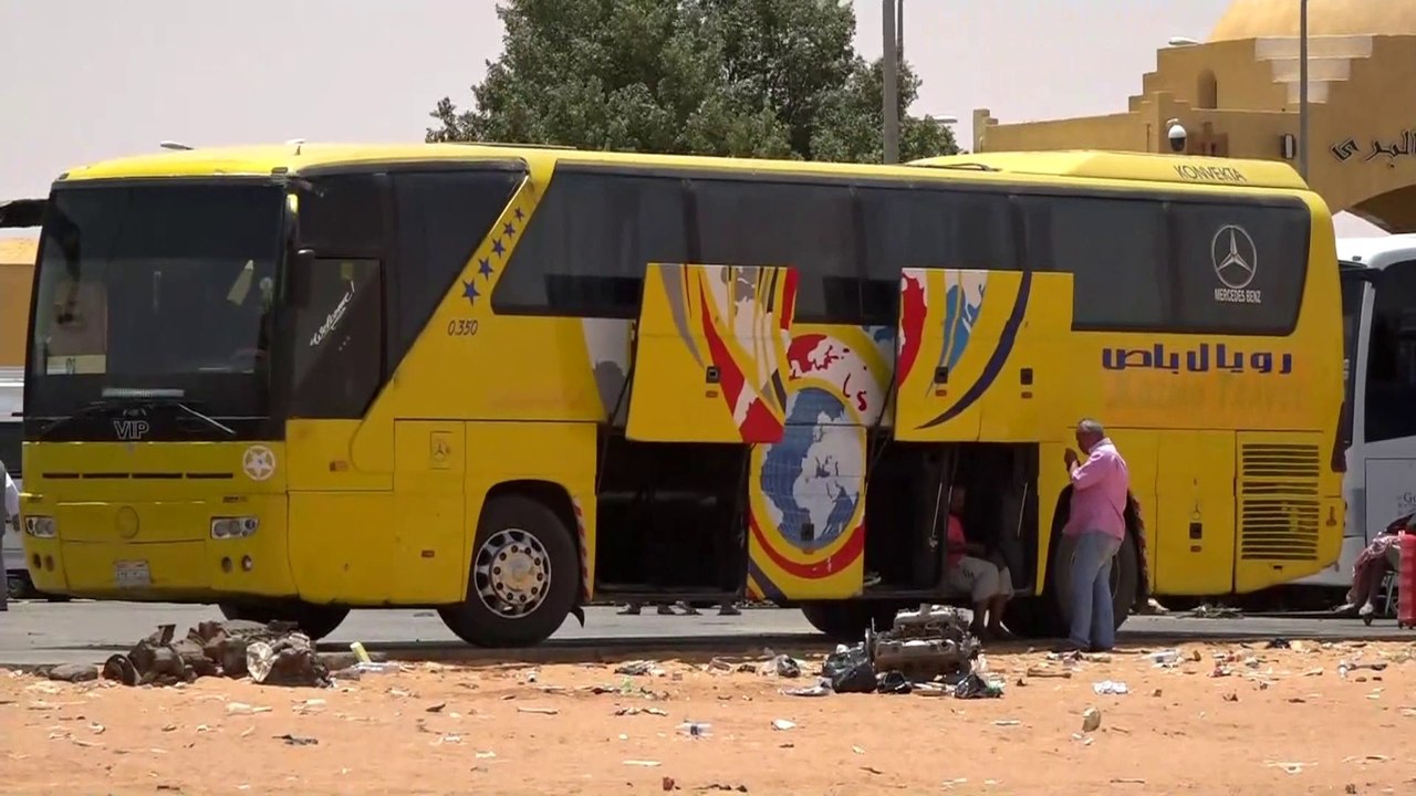 بحضور جهات طبية.. مراسل #العربية: استمرار تدفق العابرين من الجانب السوداني إلى الأراضي المصرية #السودان  #مصر