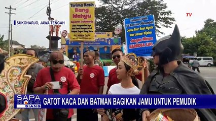 Gatot Kaca dan Batman Bagikan Jamu untuk Pemudik di Sukoharjo