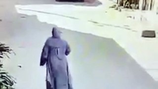 CCTV footage of Karachi: When the Thief came to rob a woman in Karachi, the woman showed a pistol and ran away