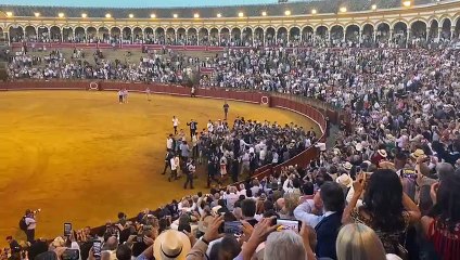 Morante de la Puebla, a hombros tras su recital en la plaza de la Maestranza de Sevilla
