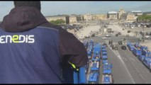 Furgoni davanti a Versailles contro la riforma delle pensioni in Francia