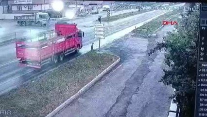 ADANA'DA YOLCU MİNİBÜSÜ İLE KAMYON ÇARPIŞTI: 10 YARALI