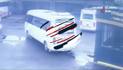 Dalgınlığı sonu oluyordu! Edremit'te minibüsün altında kalan adamın kaza anı kamerada