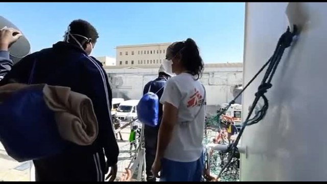 Completato a Napoli lo sbarco dei 75 migranti della Geo Barents