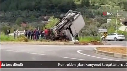 Kontrolden çıkan kamyonet kavşakta ters döndü