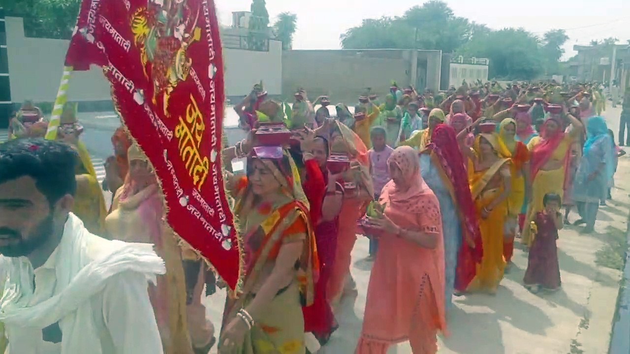 श्रीमद् भागवत कथा ज्ञान यज्ञ के उपलक्ष्य में निकाली कलश यात्रा