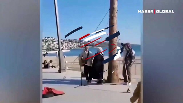 Sokak müzisyeni ile birlikte Cengiz Kurtoğlu’nun Yorgun Yıllarım parçasını söyleyen kadının performansı izlenme rekoru kırdı