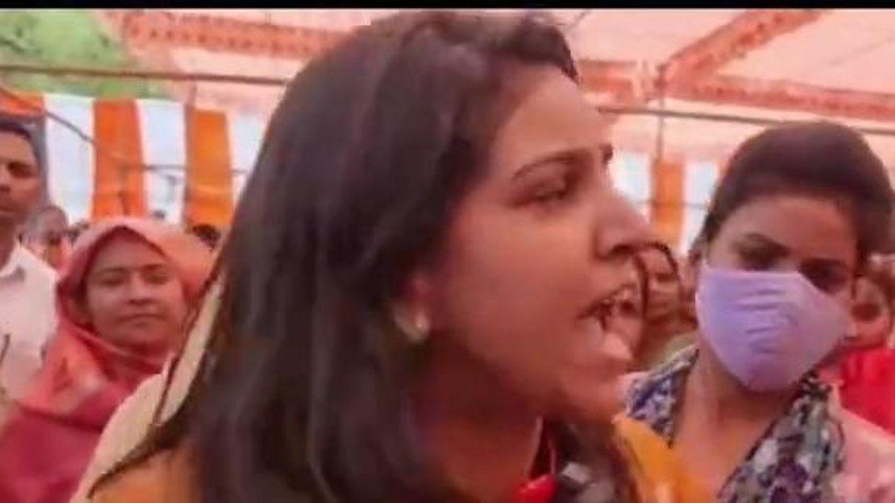 सीएम योगी की जनसभा में महिला का हाईवोल्टेज ड्रामा, शांत कराने में छूटे पुलिस पसीने