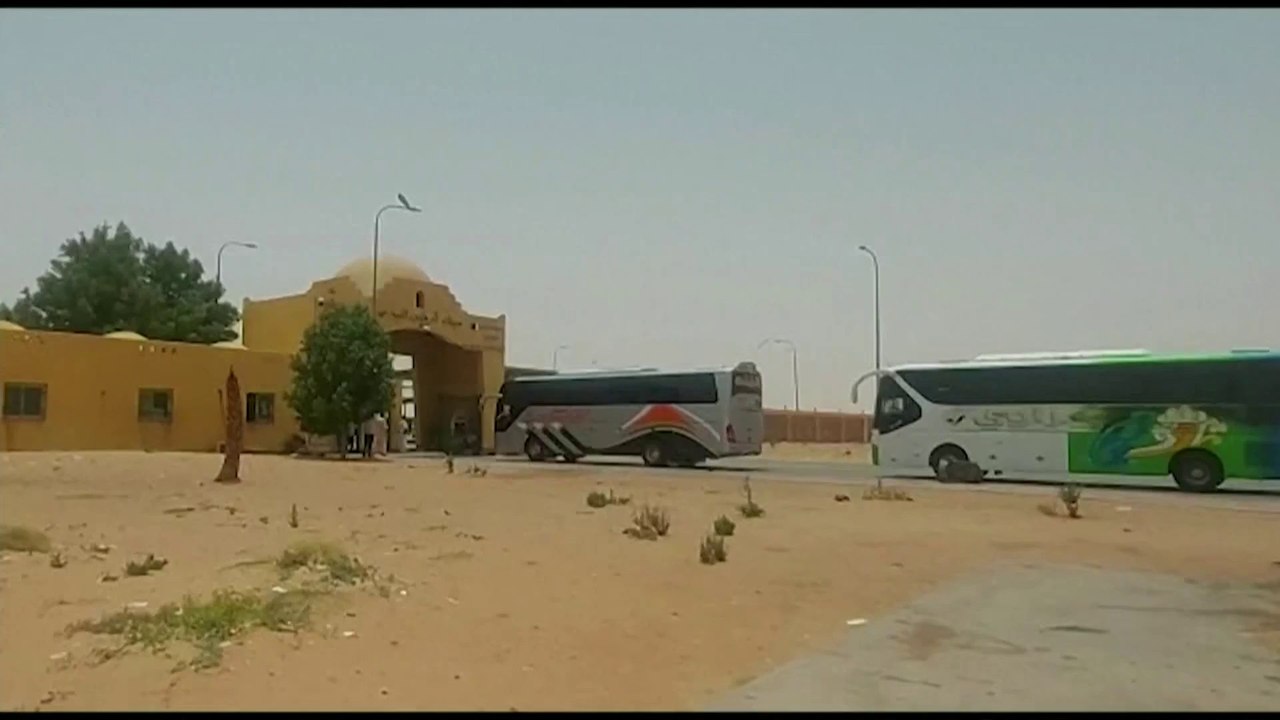 افتُتح عام 2016 لنقل البضائع والركاب بين #مصر و #السودان فأصبح طوق النجاة للنازحين.. أبرز المعلومات عن معبر أرقين الحدودي #العربية