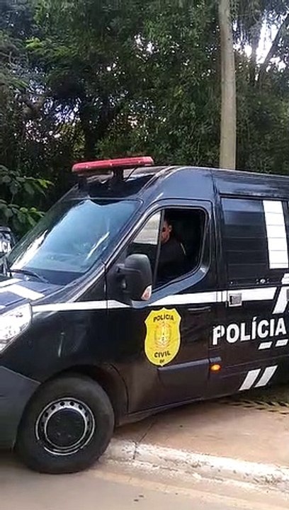 Carro do Instituto de Medicina Legal (IML) chega a ponte do Rio São Bartolomeu, em Planaltina, onde supostamente está o corpo de Regiane da Silva, 21 anos