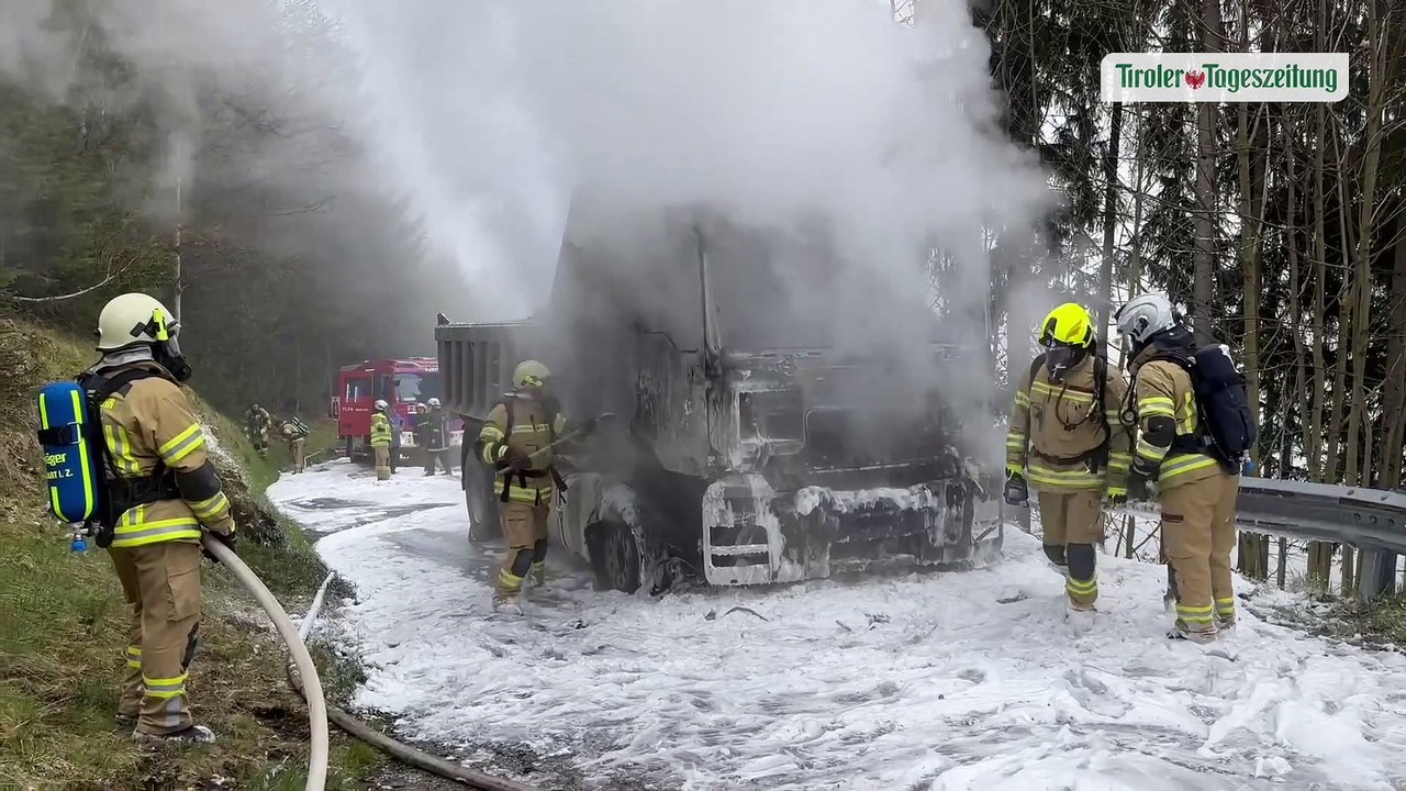 „Deponie-Lkw“ in Hart ging plötzlich in Flammen auf