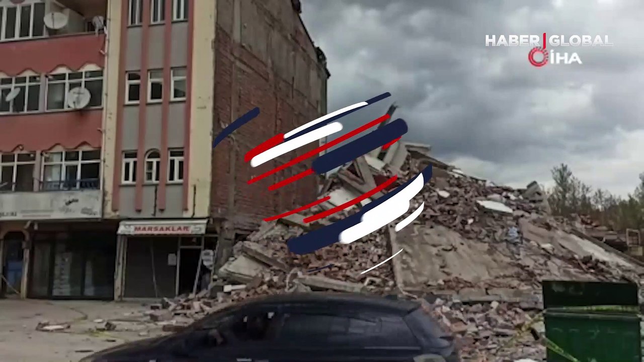 Depremin merkez üssü Elbistan’da ağır hasarlı bina çöktü