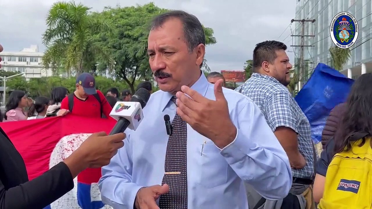 Plantón de la Uagrm en rechazo al paquetazo de leyes