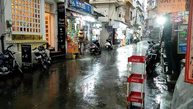 Video...उदयपुर में गुरुवार शाम को करीब साढ़े पांच बजे से तेज बारिश हुई