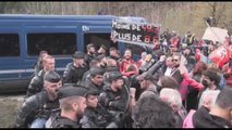 Francia, la polizia respinge i manifestanti contro la riforma pensioni