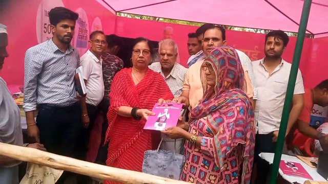 लोकपाल पहुंची मंहगाई राहत शिविर में, कैसा चल रहा है, जनता से की बातचीत