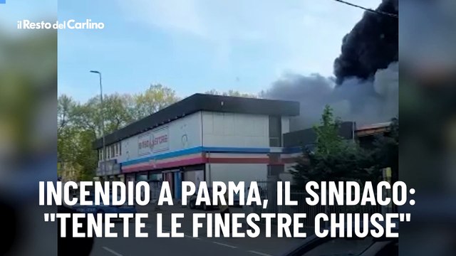 Incendio a Parma, il sindaco: Tenete le finestre chiuse