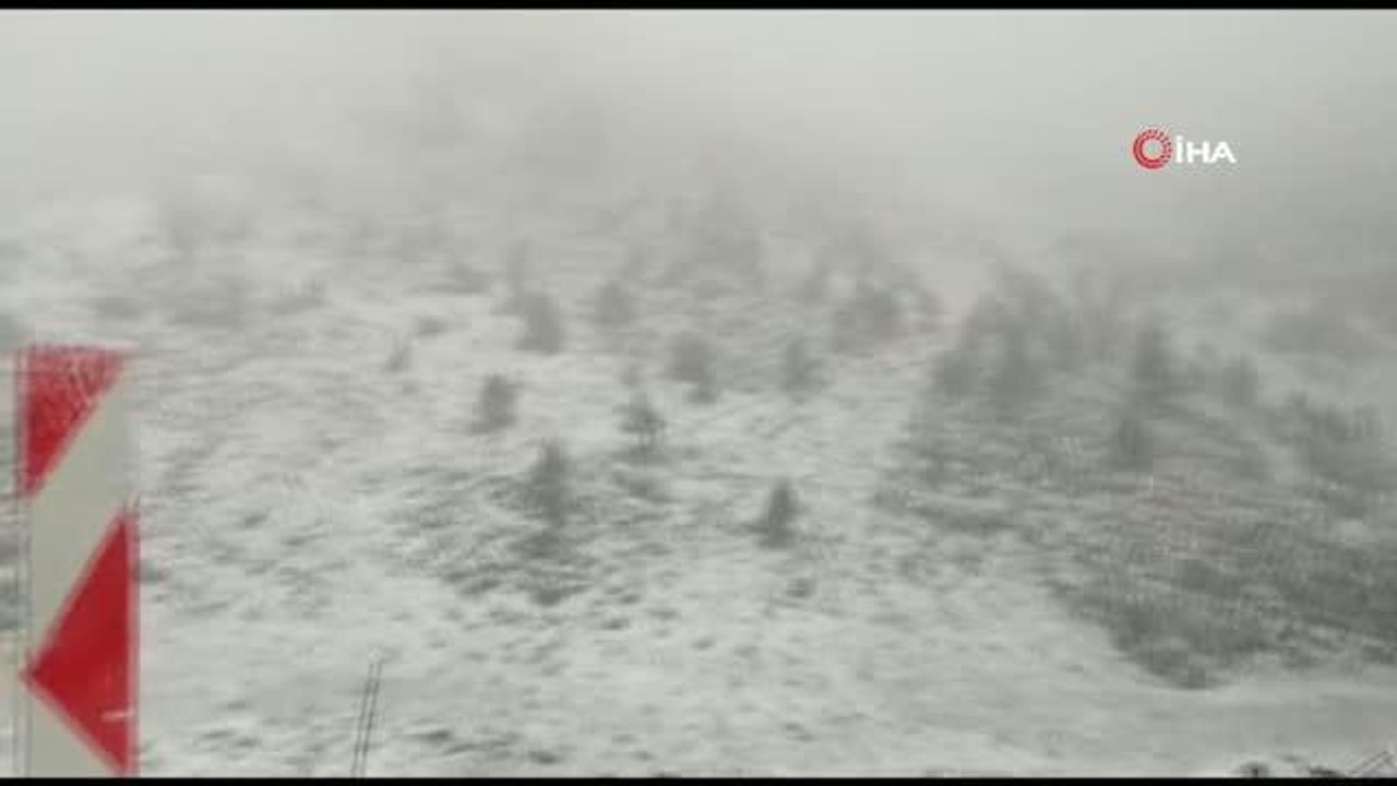 Antalya nisan ayında beyaza büründü, kar kalınlığı 10-15 santimetreyi buldu