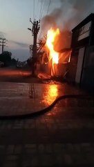 शॉर्ट सर्किट से हैंडीक्राफ्ट फैक्ट्री में भीषण आग