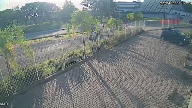 Ex-marido tenta matar mulher a facadas em frente a colégio