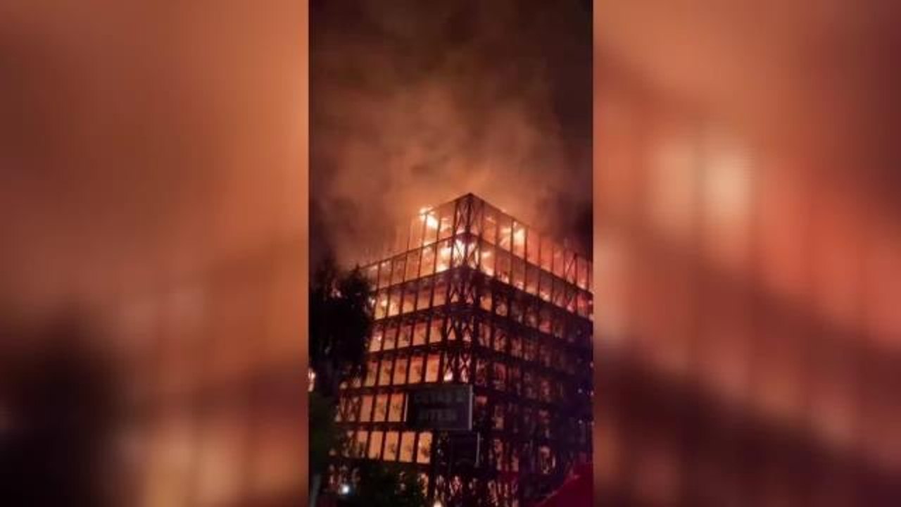 İzmir Bir Sitede Büyük Yangın... Narlıdere Belediye Başkanı Ali Engin: "Şimdiye Kadar Yaralı ve Can Kaybı Bilgisi Yok"