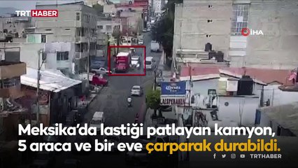 Lastiği patlayan kamyon 5 araca ve eve çarptı