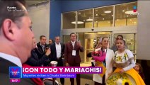 Con mariachis recibieron a Claudia Sheinbaum tras su llegada a Denver