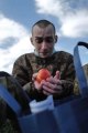 Vídeo: prisioneiro de guerra chora ao comer maçã depois do resgate Um prisioneiro de guerra ucraniano se emocionou ao comer uma fruta fresca pela primeira vez em um ano de prisão