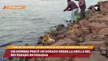 Un hombre pescó un Dorado desde la orilla del río Paraná en Posadas