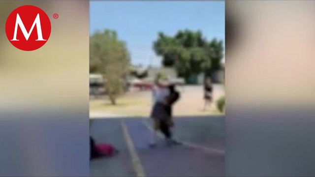 Alumnas de secundaria son captadas en video, peleándose en canchas en Torreón