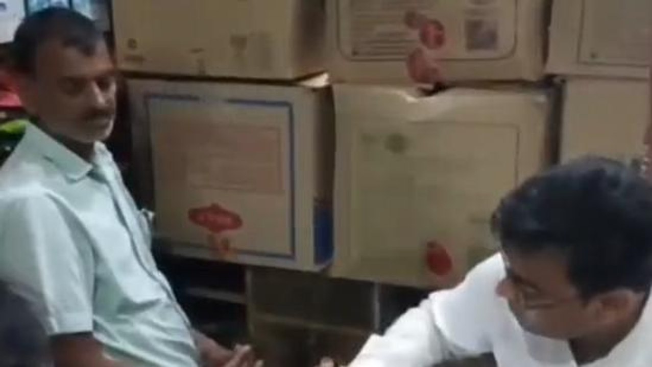 सीतामढ़ी: बाजपट्टी में सेल टैक्स की टीम ने तीन दुकानों में की छापेमारी