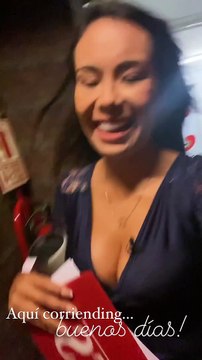 Fatima Chavez caminando porque llega tarde al set de America Noticias edicion sabatina - Instagram