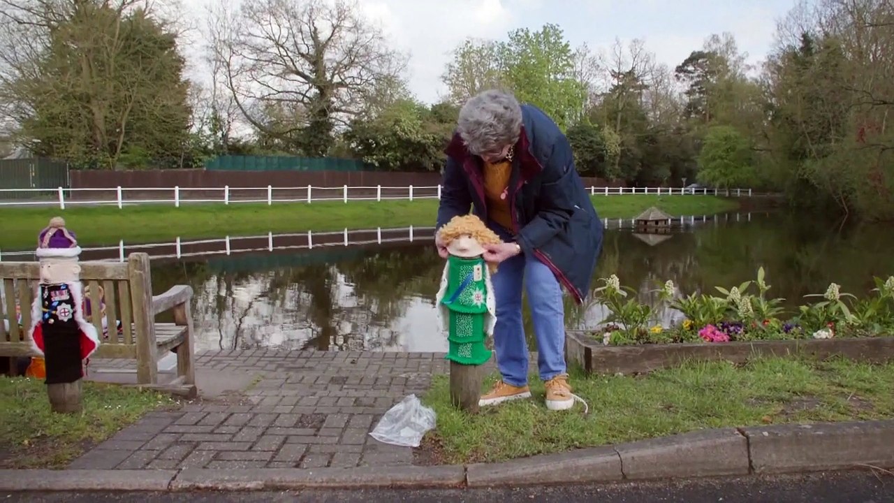 Vorfreude auf die Königskrönung: Bevölkerung von Reading verziert Begrenzungspfähle