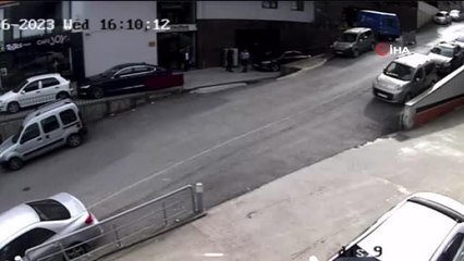 Çöp konteyneri faciaya neden oluyordu... Hızla giden çöp konteynerini gördü, tehlikeyi tekme ile savuşturdu