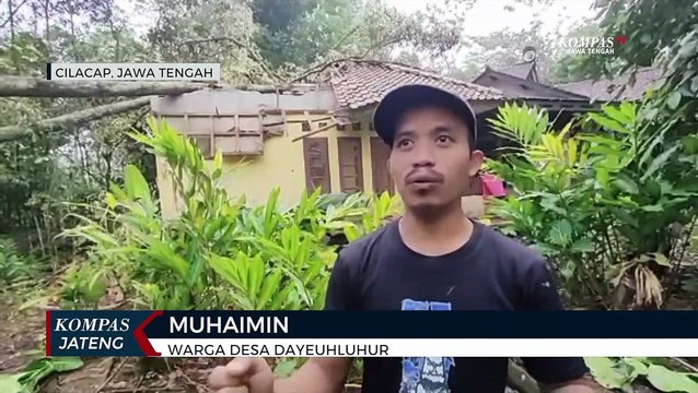 Tertimpa Pohon Tumbang, Atap Masjid di Cilacap Ambruk