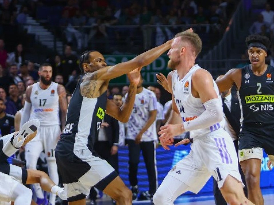 Massenschlägerei im Basketball: Euroleague-Spieler prügeln sich