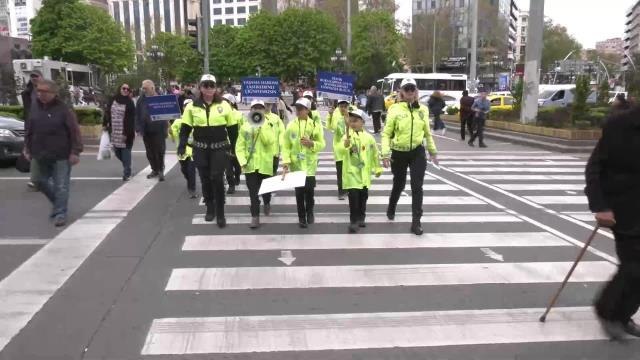 Ankara Büyükşehir Belediyesi Çocuk Meclisi Üyeleri Trafik Polisi Oldu, Kızılay'da Denetime Çıktı