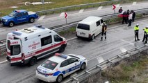 Sivas'ta minibüs, bariyerlere çarptı; 4 yaralı
