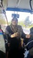 Fransa'da yaşayan Türkler otobüs tutup oy kullanmaya gitti, bir vatandaş otobüstekilere seçim konuşma yaptı