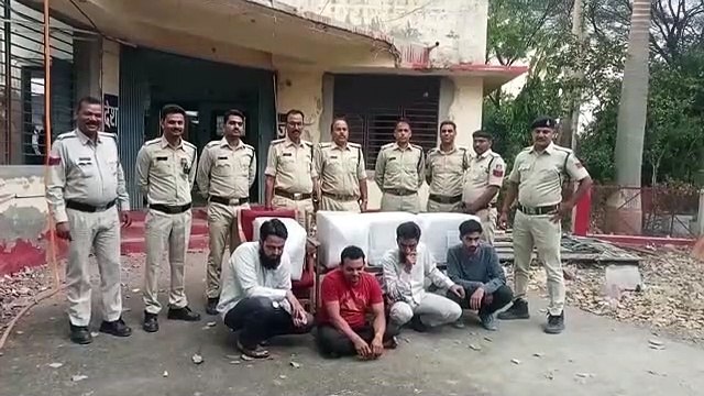 चोरी के 65 लैपटॉप के साथ चार आरोपी पुलिस गिरफ्त में