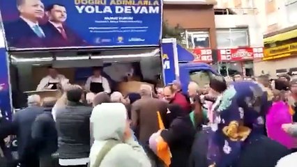 Kadıköy'de çay dağıtan AKP Sultanbeyli'de ekmek dağıttı