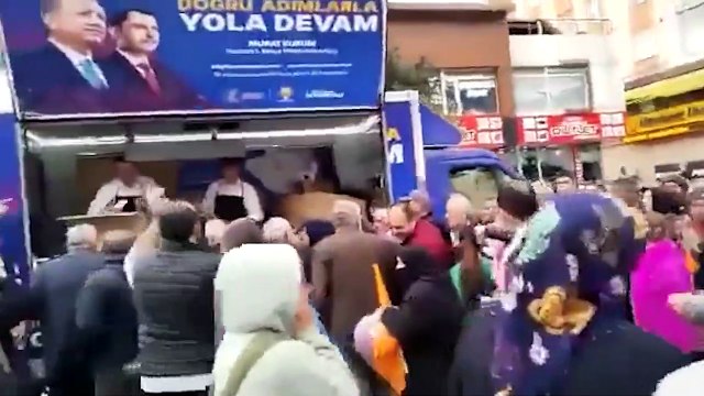 Kadıköy'de çay dağıtan AKP Sultanbeyli'de ekmek dağıttı