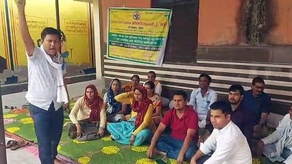 दौसा.  ग्राम विकास अधिकारियों ने अवकाश पर रहकर दिया धरना