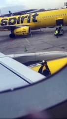 Video herunterladen: Funcionário filmado a meter fita cola em asa de avião torna-se viral