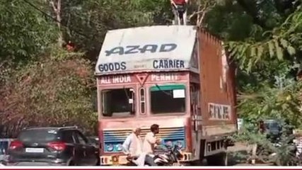 नर्मदापुरम: जिला कलेक्ट्रेट गेट के सामने नो एंट्री में घुसा कंटेनर, आगे क्या हुआ देखिए