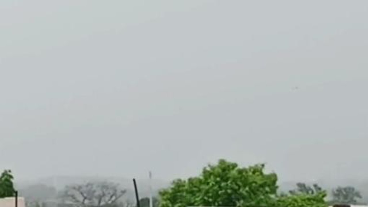 धार: मौसम का यू टर्न आसमान पर छाए घने बादल आंधी के साथ हल्की बारिश