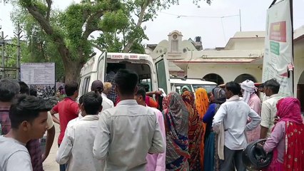 असंतुलित होकर टेम्पो पलटा, एक दर्जन महिला-पुरुष घायल